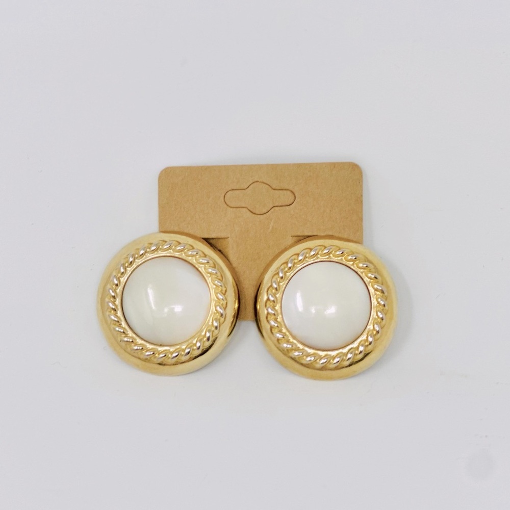 Vintage Gold Tone Mother of Pearl Clip-On Earrings Gold White Rope Border Prep